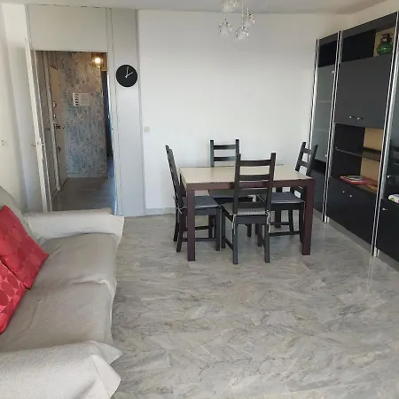 2 Pieces Avec Balcon Et Parking, A 250m De La - Fr-1-716-3 *