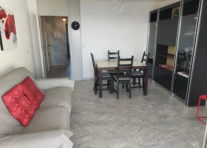 2 Pieces Avec Balcon Et Parking, A 250m De La - Fr-1-716-3 *